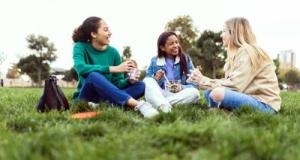 Rentrée au lycée : Mon enfant ne veut plus manger à la cantine mais dehors avec ses amis, que faire ?