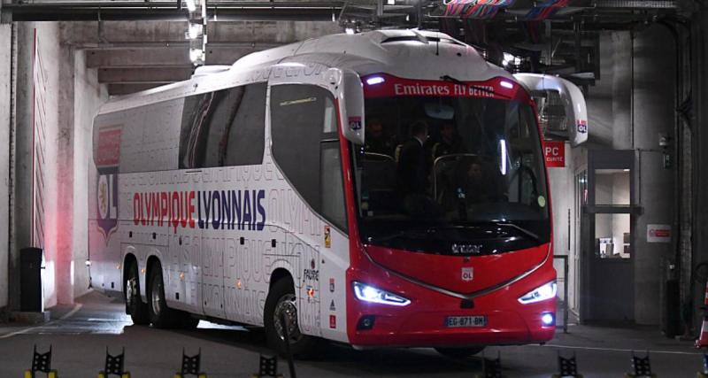  - Le bus de l'OL dégradé lors d'une traversée en ferry par ... des supporters parisiens