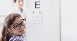 Votre enfant a-t-il besoin de consulter un orthoptiste ? Découvrez les 7 signes qui ne trompent pas