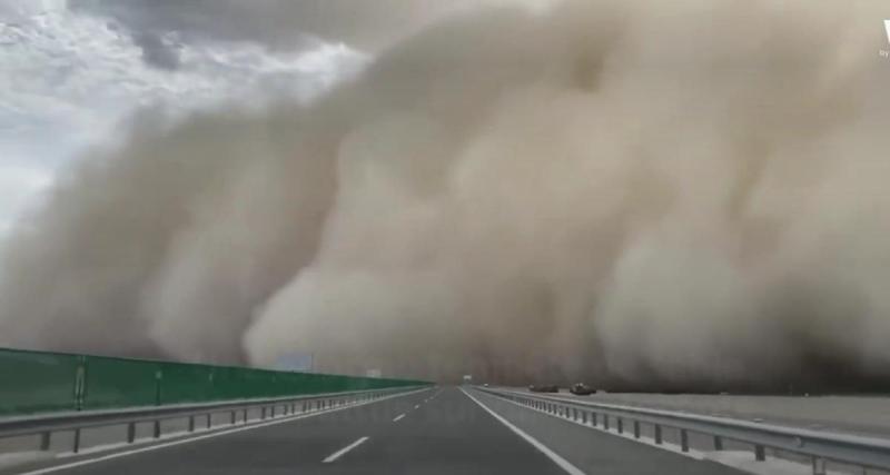  - Vidéo - Un automobiliste pris dans une tempête de sable sur l'autoroute