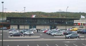 Des parkings illégaux au bord d'un aéroport épinglés, grosses amendes à la clé