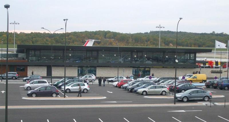  - Des parkings illégaux au bord d'un aéroport épinglés, grosses amendes à la clé