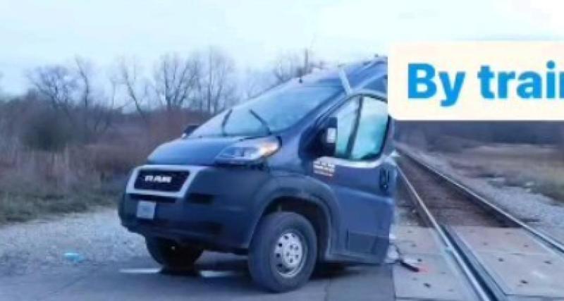  - Vidéo - Son camion se fait couper en deux par un train, sa réaction est étonnante 