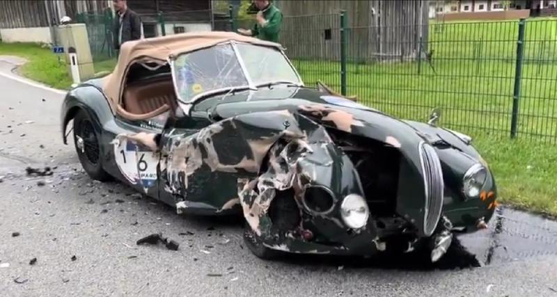  - Une superbe Jaguar de collection endommagée à cause d’une conductrice distraite