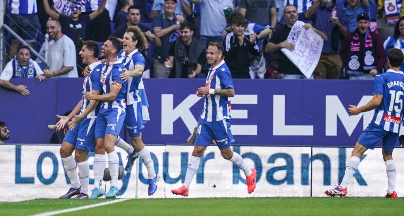  - Le geste sublime d'un club de Liga qui entre sur le terrain avec des chiens abandonnés