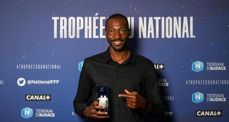  - Rouen : quand Diawoye Diarra reçoit son trophée de meilleur buteur de National ... par sa fille