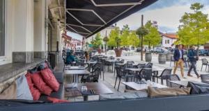 Avant les mauvais jours, une voiture voulait prendre le soleil sur la terrasse d’un café