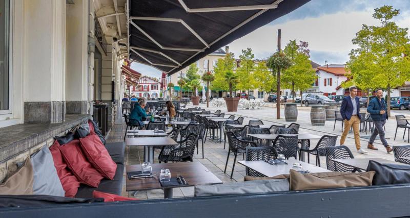  - Avant les mauvais jours, une voiture voulait prendre le soleil sur la terrasse d’un café