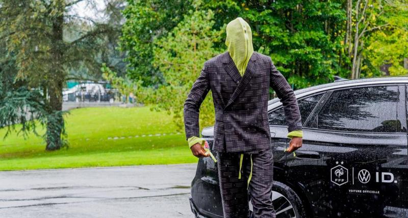  - Équipe de France : un joueur arrive masqué sur les marches de Clairefontaine
