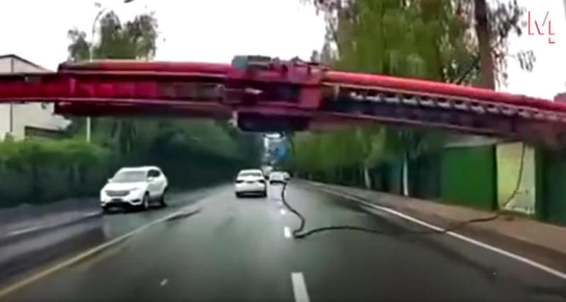  - Vidéo - Un engin de battage s'abat sur la route, ces automobilistes ont eu très chaud 