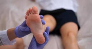 Dans quels cas dois-je emmener mon enfant voir un dermatologue ? Notre guide complet