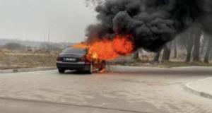 La voiture de sa petite amie prend feu, il s'enfuit en trottinette