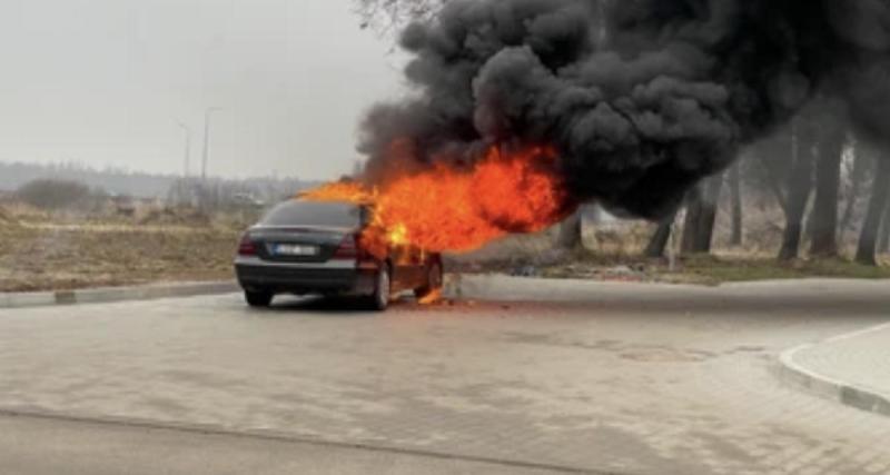  - La voiture de sa petite amie prend feu, il s'enfuit en trottinette