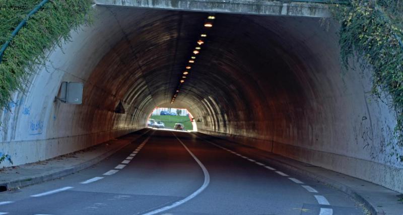  - Ivre, il attache un matelas à son véhicule, il l’oublie dans un tunnel 