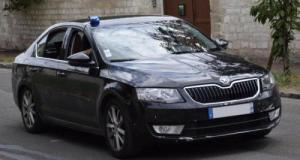 Téléphone à la main, elle double une voiture à pleine vitesse… c’était la police