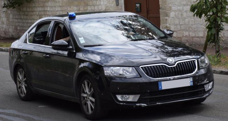  - Téléphone à la main, elle double une voiture à pleine vitesse… c’était la police