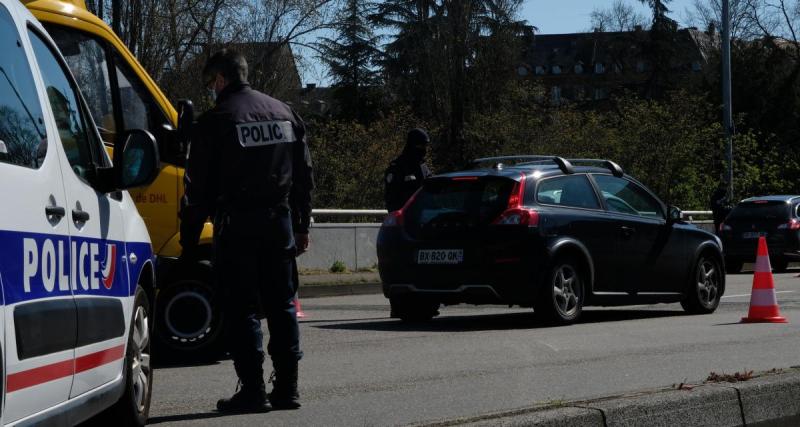  - Une femme ivre percute plusieurs voitures et descend bière à la main 