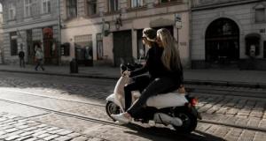 Les voitures sans permis sont-elles vraiment plus sûres que les scooters pour vos adolescents ?