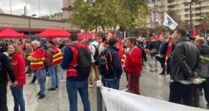 Les syndicats manifestent devant le Mondial de l’auto contre “une casse phénoménale” dans le secteur