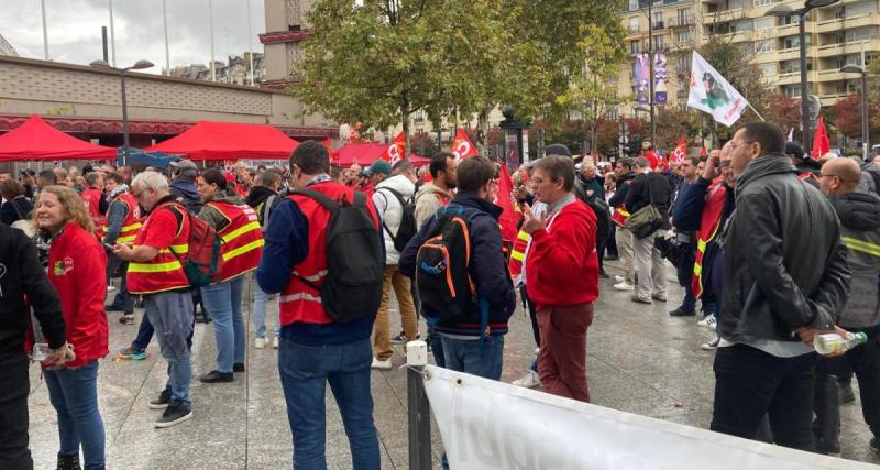  - Les syndicats manifestent devant le Mondial de l’auto contre “une casse phénoménale” dans le secteur