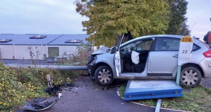 Il perd le contrôle de sa voiture et termine sa course dans un panneau publicitaire