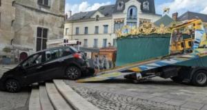 Elle confond route et allée piétonne, elle finit bloquée dans des escaliers