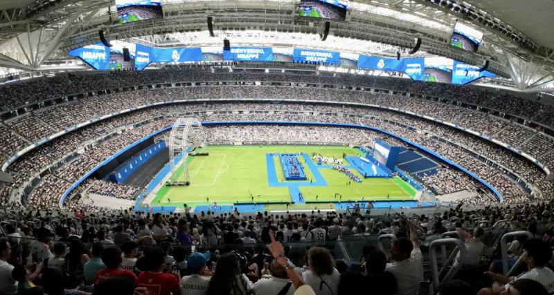  - Real Madrid - Barça : le tifo dingue du Bernabéu à l'entrée des joueurs