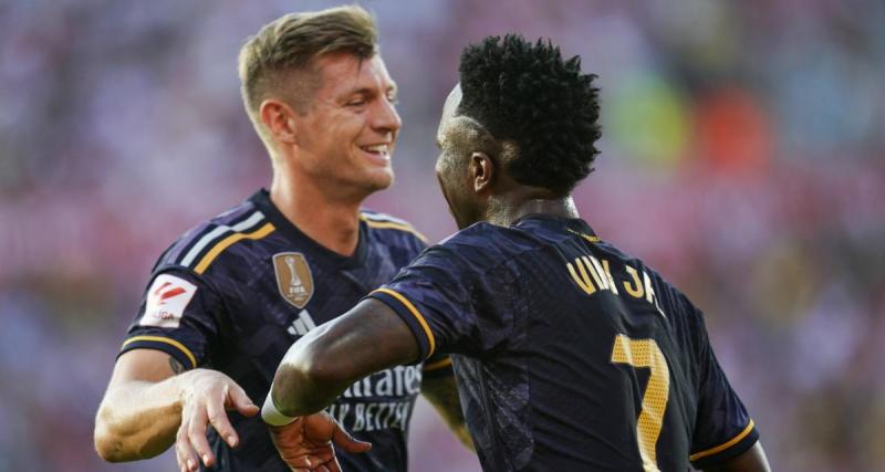  - Ballon d'Or : Kroos adoube Vinicius pendant la cérémonie