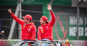 VIDEO – Formule 1 : quand Charles Leclerc imite…Jonathan Cohen devant un Sainz perdu