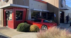 Une corvette enfonce un burger king en se trompant de drive 