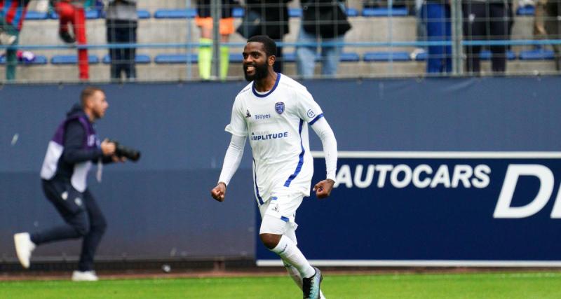  - Troyes : le magnifique but de M’Changama contre Pau