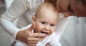 À partir de quel âge dois-je commencer à brosser les dents de mon enfant ? 