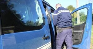 Les gendarmes arrêtent une voiture à toute vitesse et font une découverte palpitante ! 