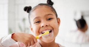 Non, le fluor contenu dans le dentifrice n'est pas dangereux pour nos enfants : tout ce qu'il faut savoir