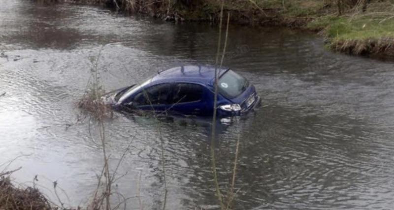  - Cinq jeunes dans une voiture finissent dans un bassin de rétention