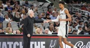 NBA : Wembanyama rend un superbe hommage à Popovich, victime d’un accident vasculaire cérébral