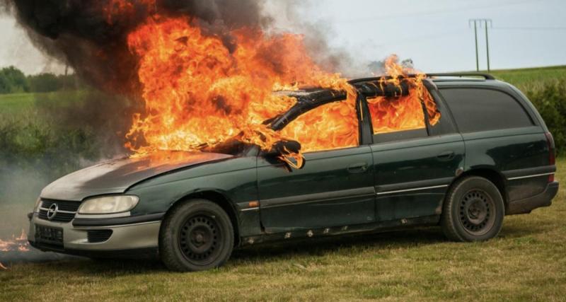  - Il met le feu à une voiture pour effacer les traces de vol... de sauce tomate