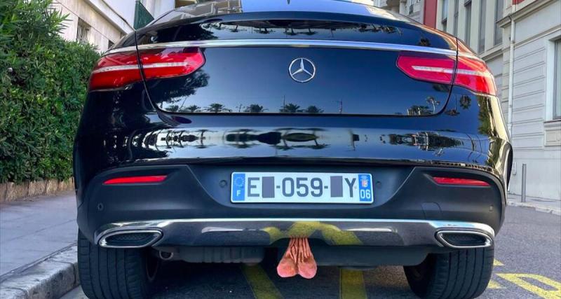  - Il accroche des testicules à des SUV, le message spécial d'un artiste contre les violences routières