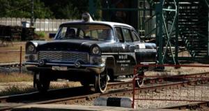 Entre ciel et rails, une voiture échappe à une chute spectaculaire