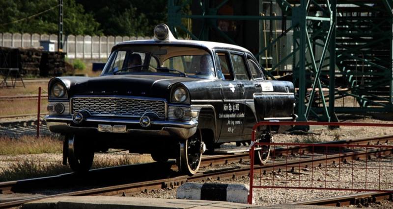  - Entre ciel et rails, une voiture échappe à une chute spectaculaire