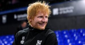 Manchester United : Ed Sheeran perturbe une interview d’Amorim, le chanteur oblige de s’excuser