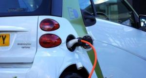 Recharger gratuitement sa voiture au travail, c'est bientôt fini