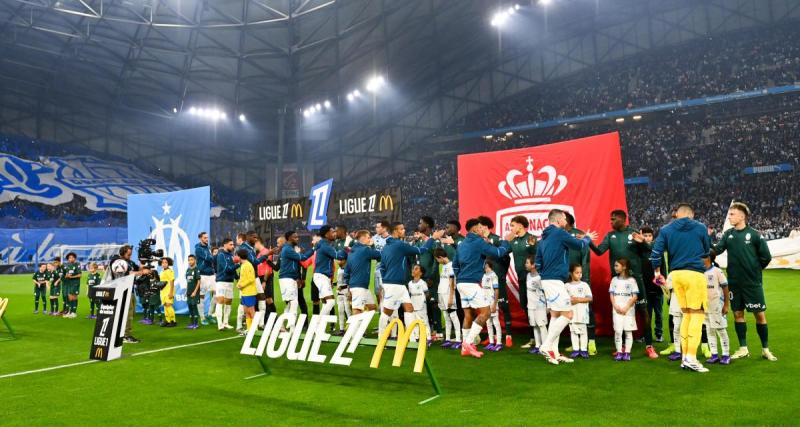 - OM – Monaco : scène insolite, un arbitre prend un tacle et sort blessé !