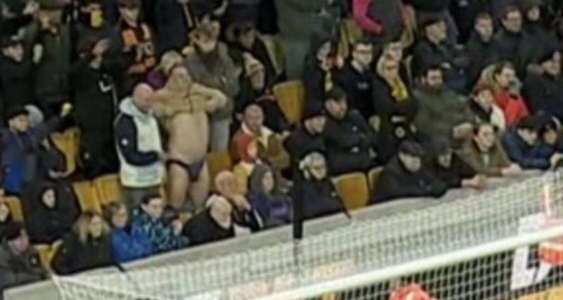  - Premier League : le striptease hilarant d'un supporter pour faire échouer un penalty