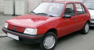 Il met la gomme au volant d’une Peugeot 205, il risque une très lourde sanction 