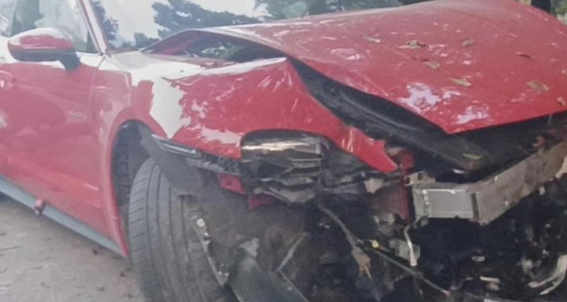  - Il abandonne sa Porsche crashée au bord de la route pour une raison étonnante 