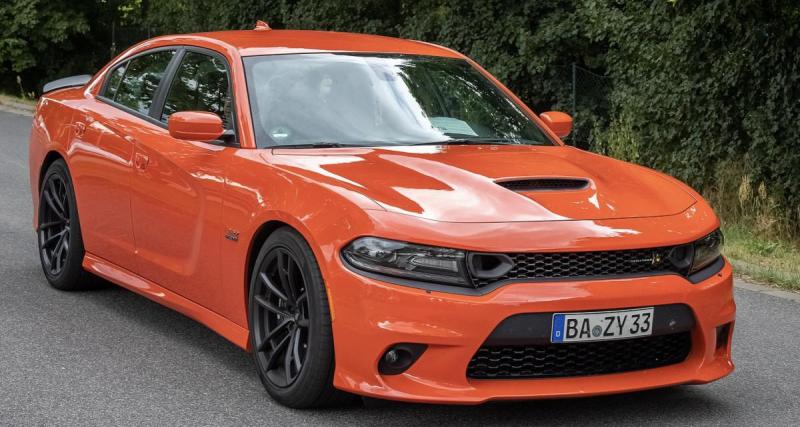  - Quand une Dodge Challenger termine… sur le toit d’une maison, ça fait des dégâts !