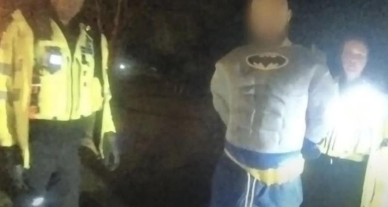  - Ivre, « Batman » percute un poteau et tente une évasion, ce justicier du dimanche arrêté par la police 