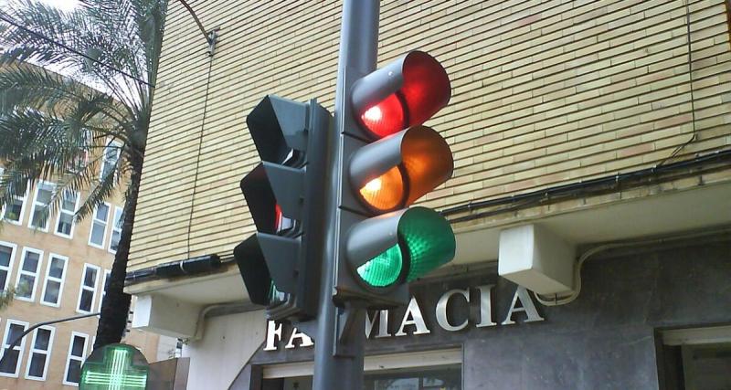  - Ce feu tricolore ne passe au vert que si vous respectez les limitations de vitesse !