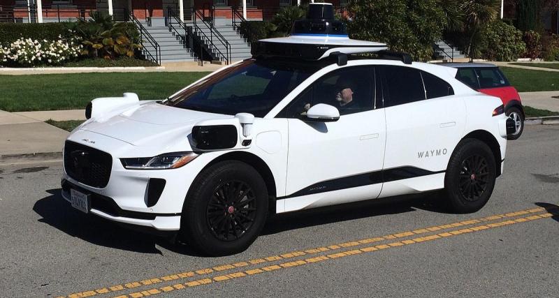  - Un taxi autonome pète un câble et réalise 37 tours de rond-point !